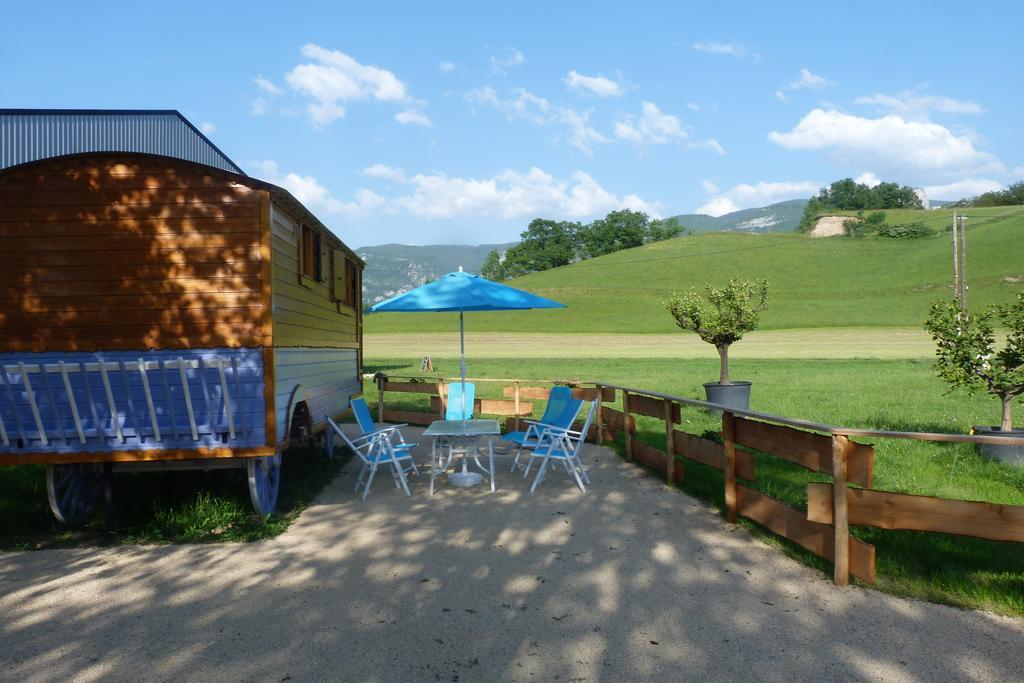 Roulottes Au Pied Du Vercors 圣·让恩·罗亚恩斯 外观 照片