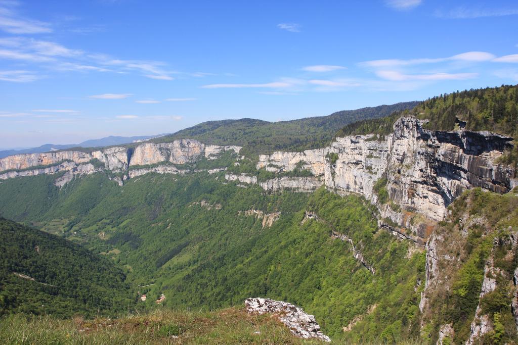 Roulottes Au Pied Du Vercors 圣·让恩·罗亚恩斯 外观 照片